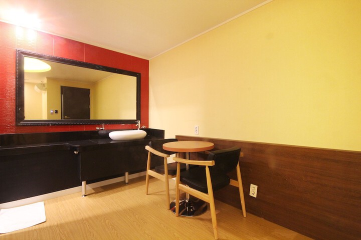 Room 43 of 127