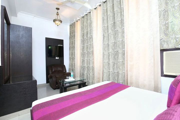 Room 4 of 12
