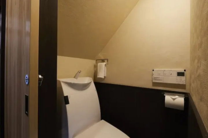 Room 8 of 14