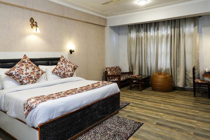 Room 4 of 7
