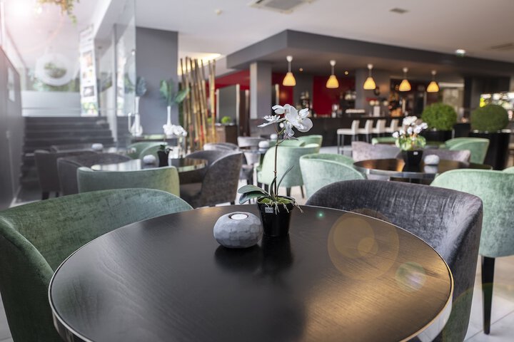 Lounge 69 of 79