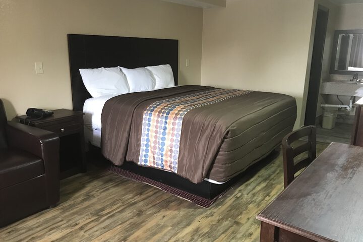 Basic Single 2 Double Beds (11 of 17)