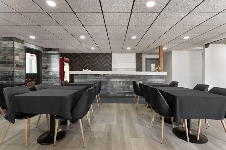 Breakfast/Coffee Service 23 of 26