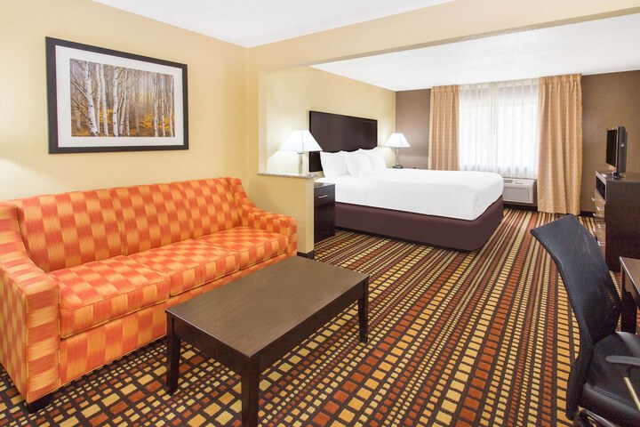 1 King Bed Business Room (1 of 6)