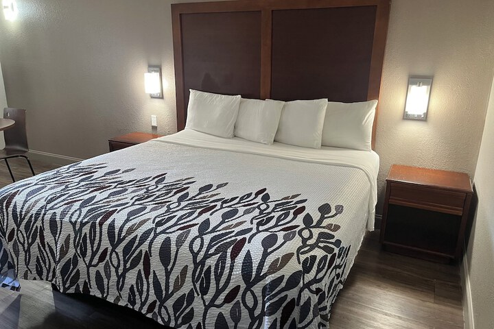 ADA Accessible Deluxe King (10 of 10)