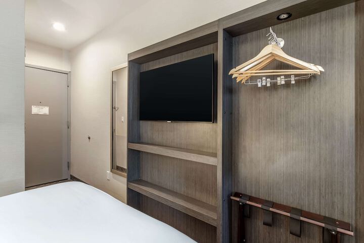 1 Queen Bed Basement Work Desk Refrigerator WiFi Coffee Tea Maker Continental Breakfast (2 of 7)