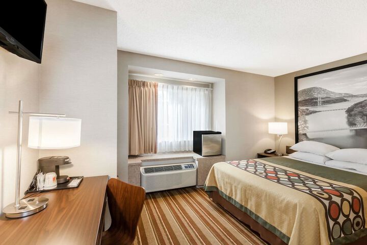1 Queen Bed (4 of 7)