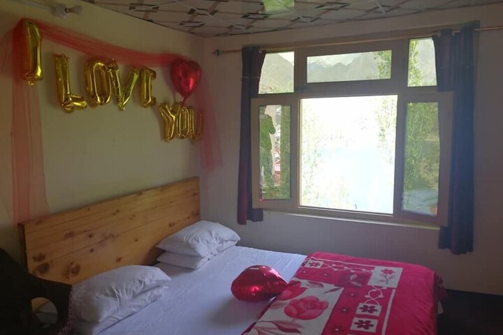 Room 5 of 8