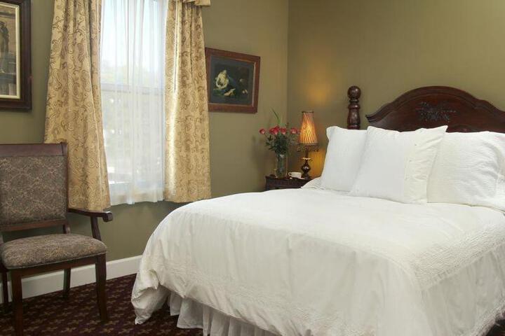 1 Queen Bed