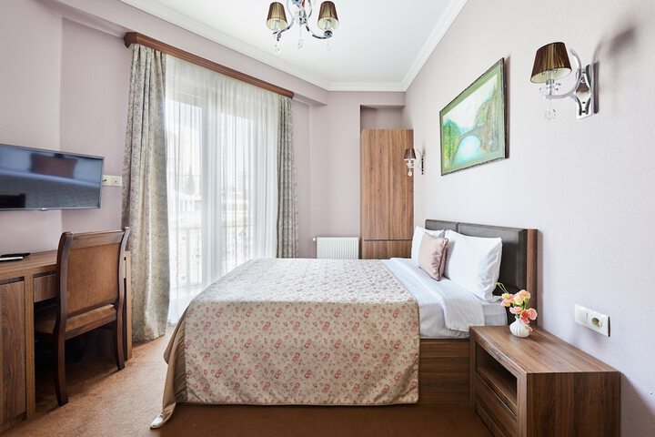 Room 9 of 32
