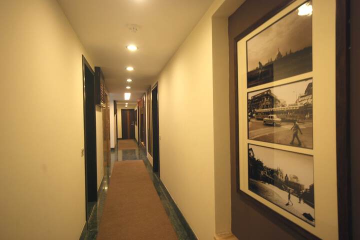 Ballroom/Hall 28 of 36