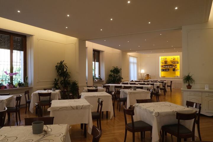 Dining 40 of 78