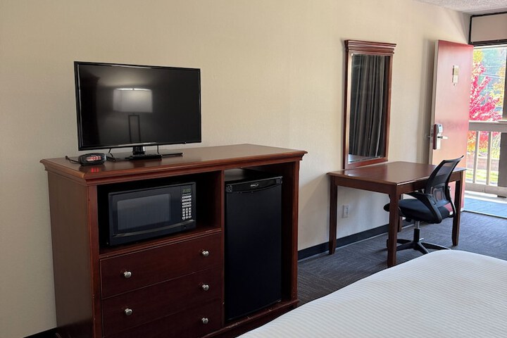 1 King Bed (3 of 5)