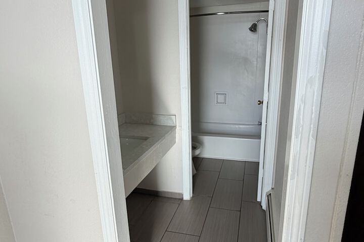 Room 6 of 8