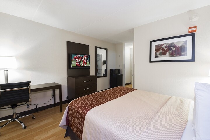 Deluxe Queen Bed Accessible (8 of 8)