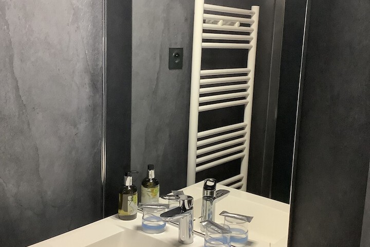 Room 17 of 33