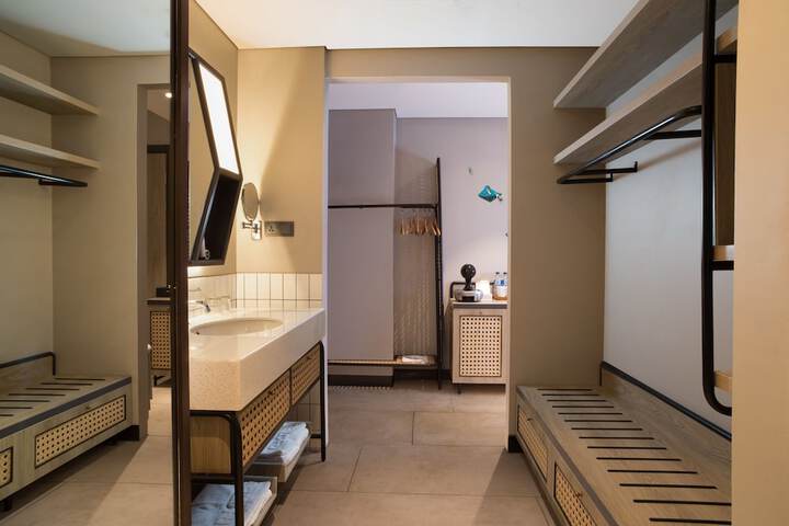 Room 15 of 32