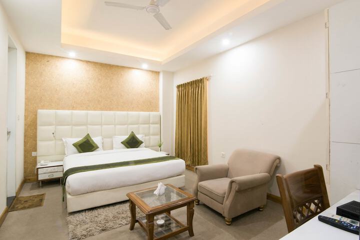 Room 8 of 32