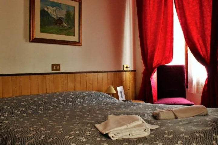 Room 6 of 12