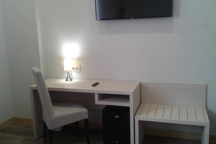 Room 6 of 10