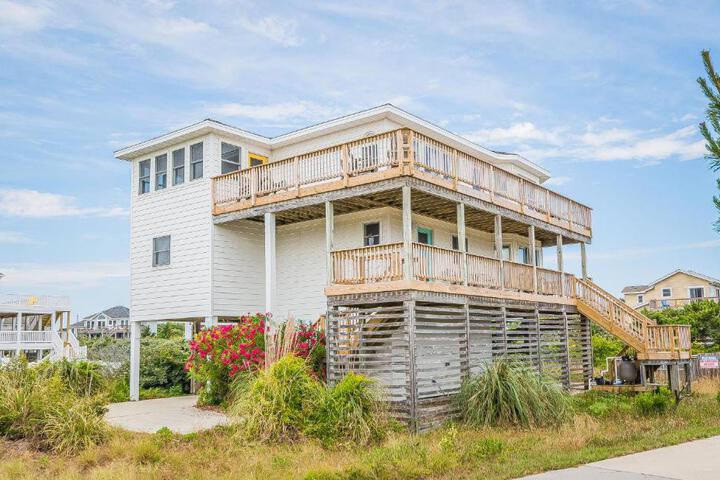 Oasis - Corolla Ocean Sands, 20 Yards to Beach, Pool, Hot Tub, Pets OK in Corolla, NC