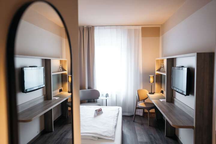 Room 4 of 16