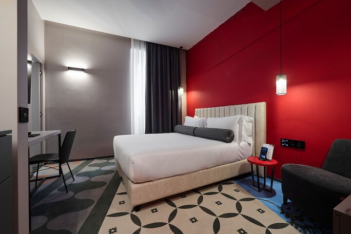 Room 3 of 96