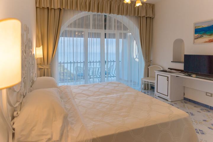 Room 3 of 100