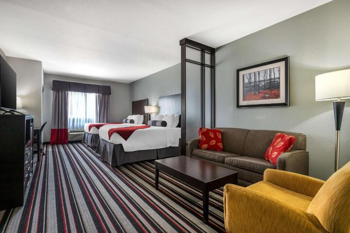 2 Queen Beds Mobility Accessible Bathtub Full Breakfast (1 of 13)