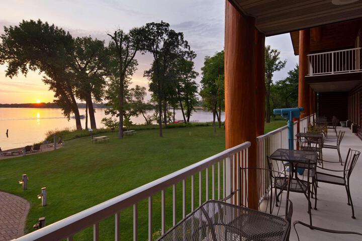 Accessible 1 King Communication Assistance Lake Front Kitchenette Microwave and Refrigerator Shower Only Full Breakfast (5 of 27)