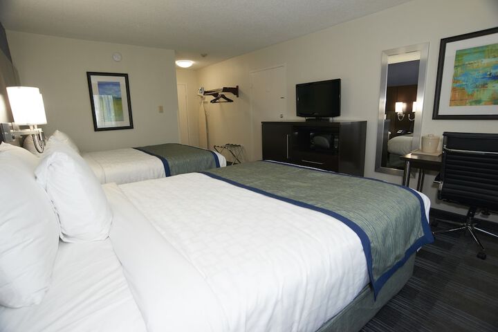 2 Queen Beds (10 of 11)