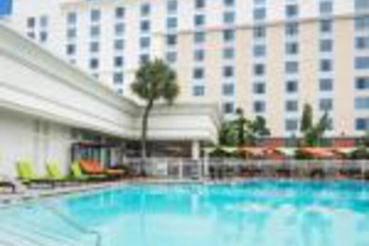 Holiday Inn Suites Across From Universal Orlando Orlando Fl 5916 Caravan Court