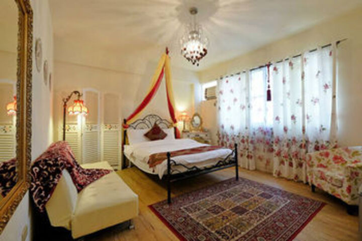 Room 12 of 19