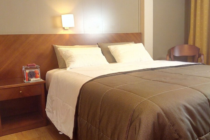 Room 13 of 32