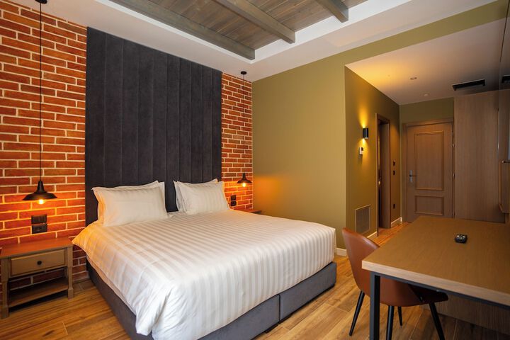 Room 6 of 33