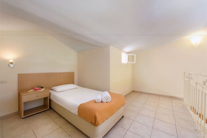 Room 8 of 65