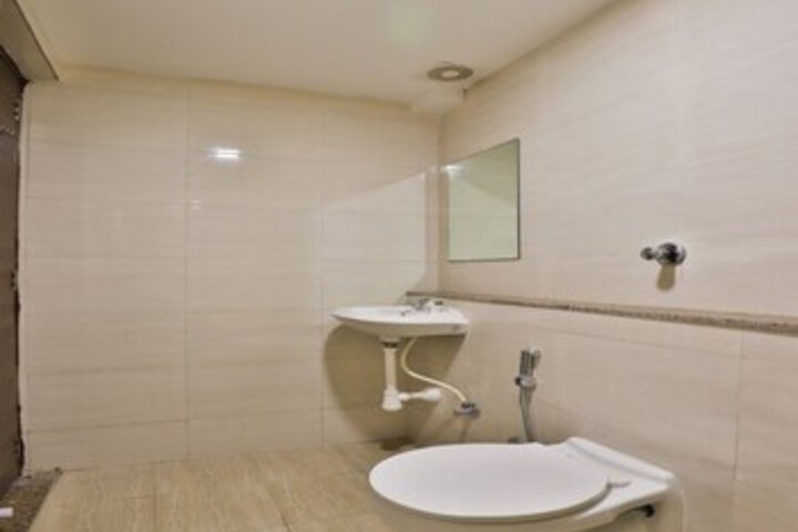 OYO 12800 Hotel VLEE