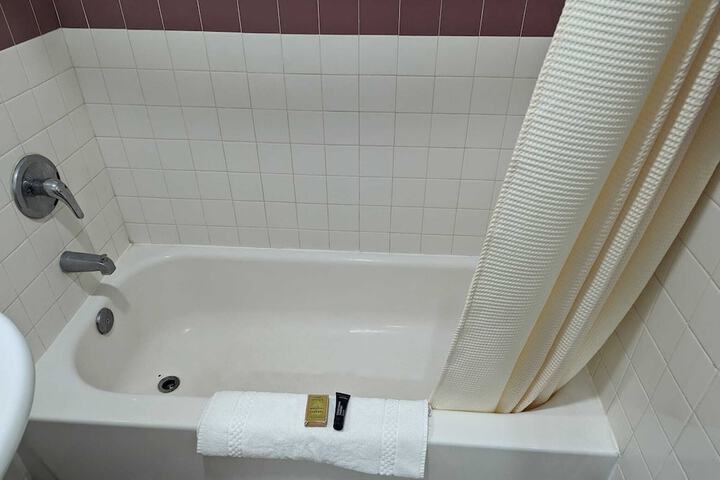 Deep soaking bathtub