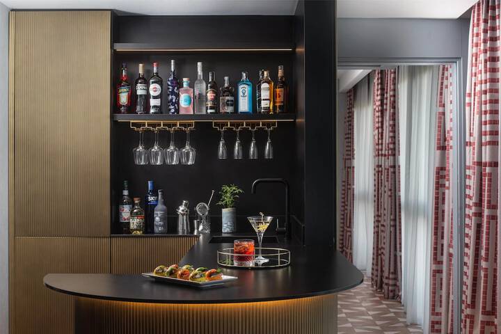 Lounge 67 of 79