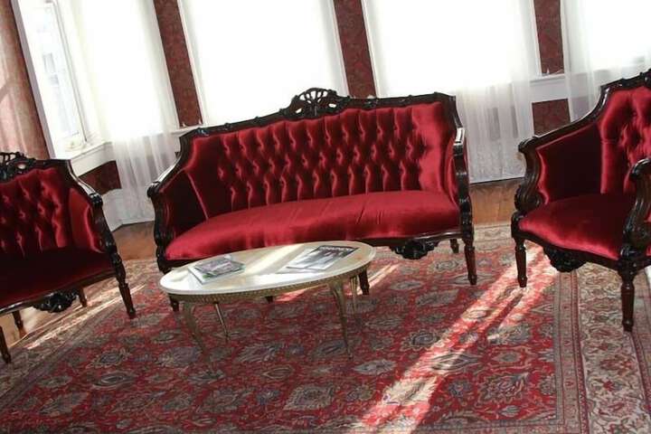 Lounge 18 of 38
