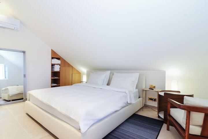 Room 2 of 41