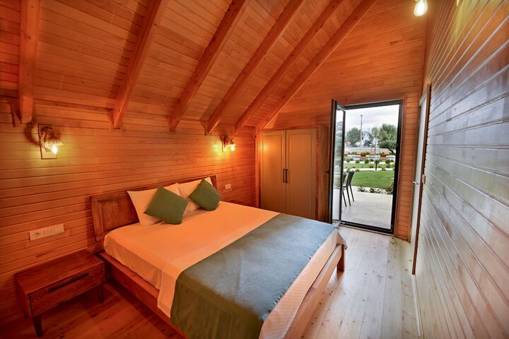 Room 6 of 25