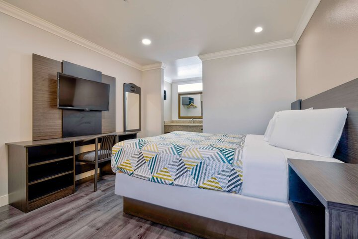 Deluxe Suite Queen Bed (14 of 14)