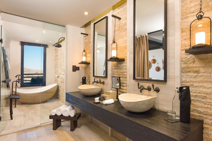 Room 104 of 318