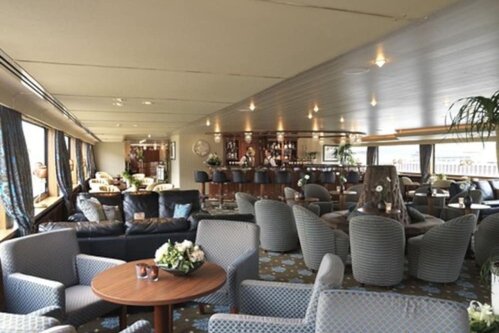 Lounge 12 of 13