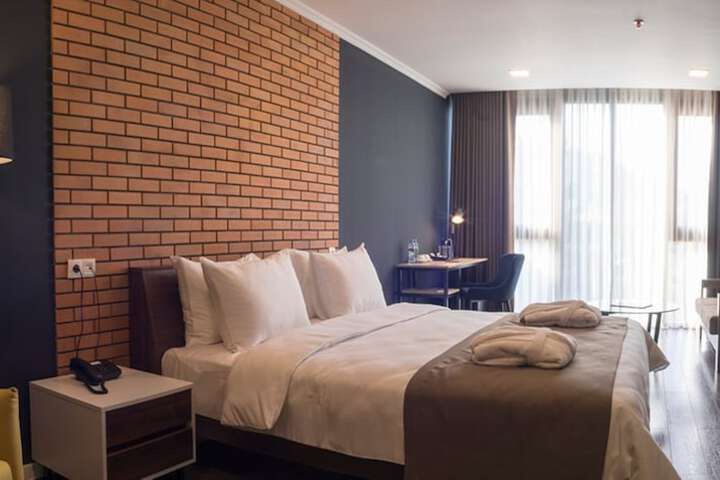 Room 21 of 240