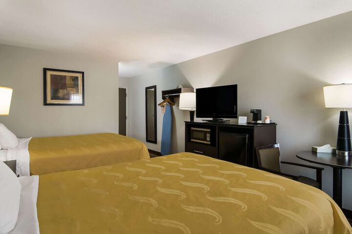 2 Queen Beds (8 of 10)