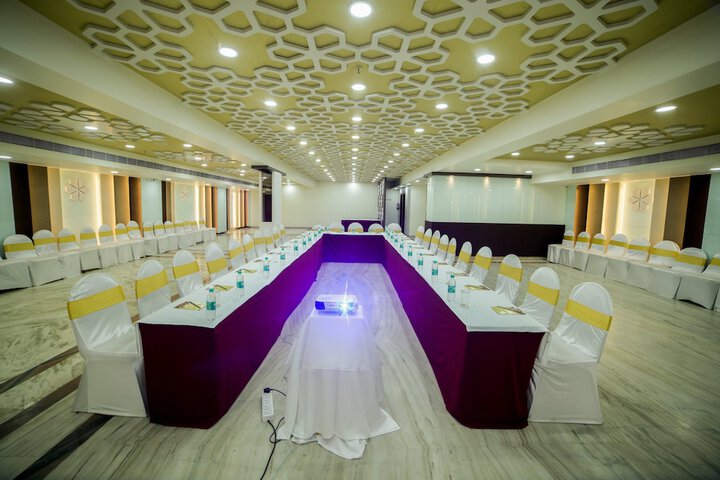 Ballroom/Hall 15 of 17