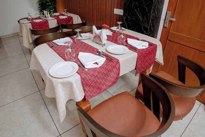 Dining 5 of 6