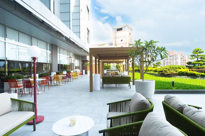 Hotel Exterior 45 of 48